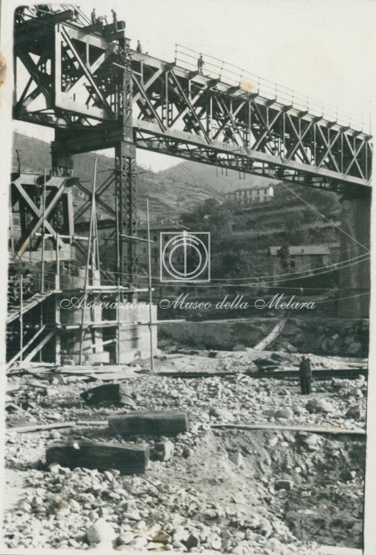 Pila e travata in riparazione con case sullo sfondo