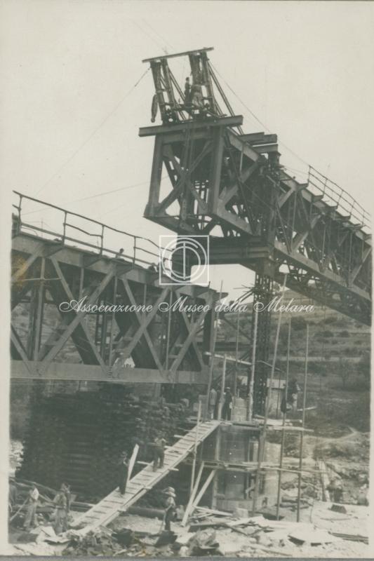 Cantiere in preparazione per il sollevamento di travate