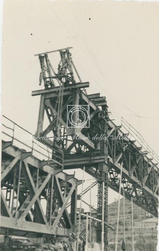 Preparazione delle apparecchiature per il sollevamento elettrico della VI travata (particolare)