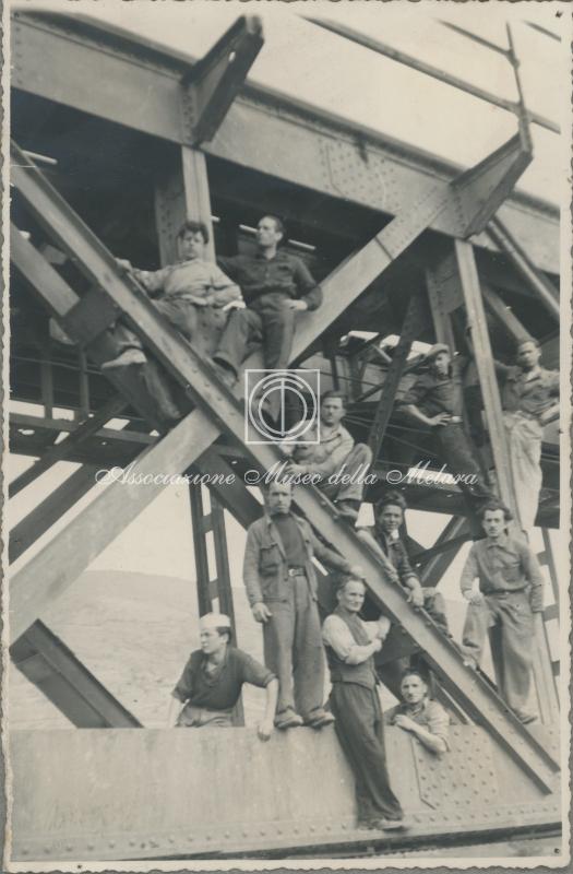 Operai in posa sul ponte di Borgo Val di Taro