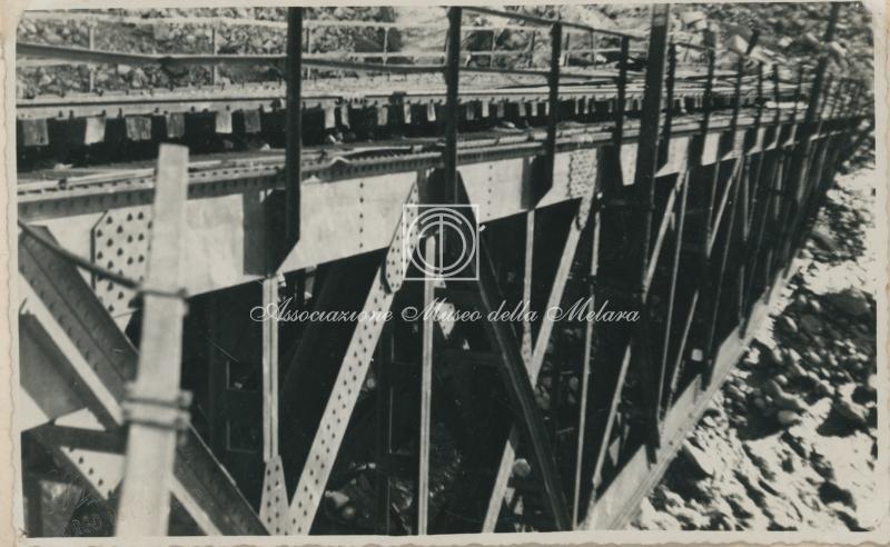 Vista laterale dei binari ferroviari