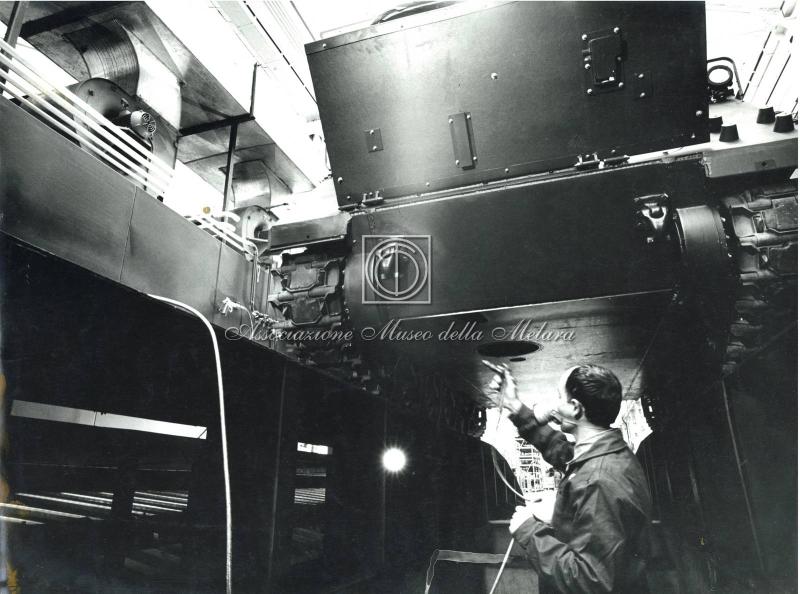 Pulitura ad aria compressa dei cingoli M113