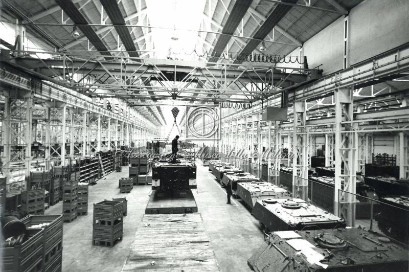 Operai al lavoro nel reparto produzione M113 (2)