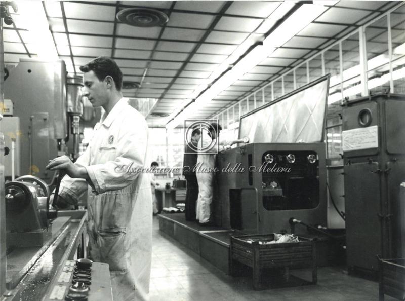 Operaio addetto al tornio al lavoro (2)