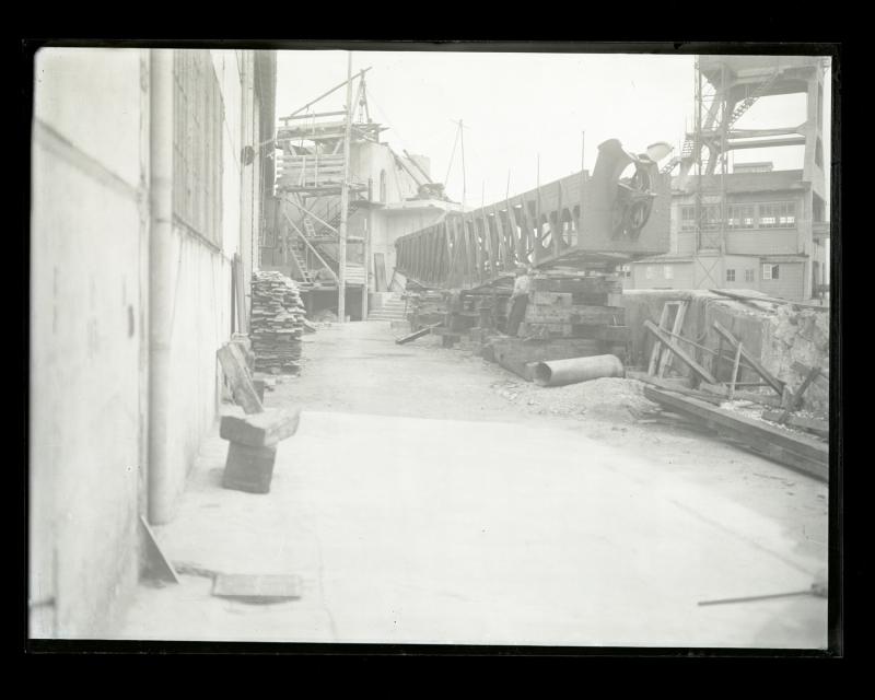 Lavori per l'installazione della catapulta per aviosiluri del silurificio Whitehead di Fiume