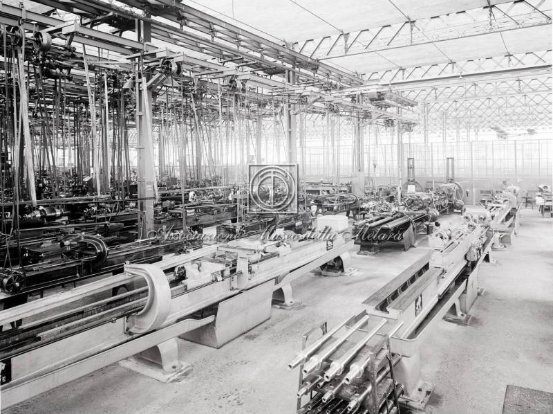 Interno dello stabilimento. Reparto rigatura canne