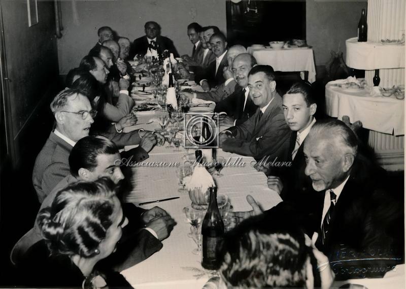 Due tavolate di invitati (2)