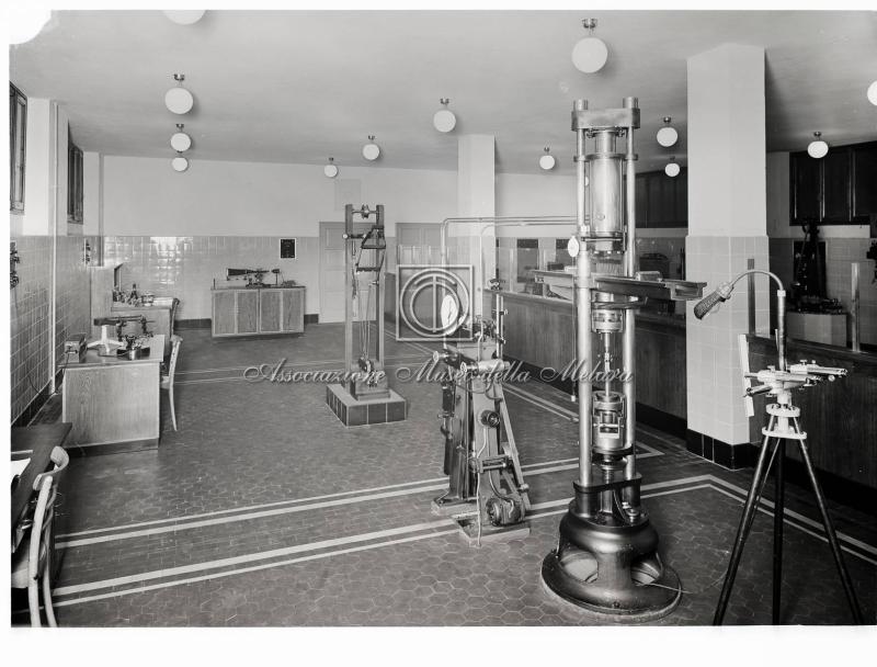 Interno del laboratorio sperimentale. Pendolo per prove vibrazioni