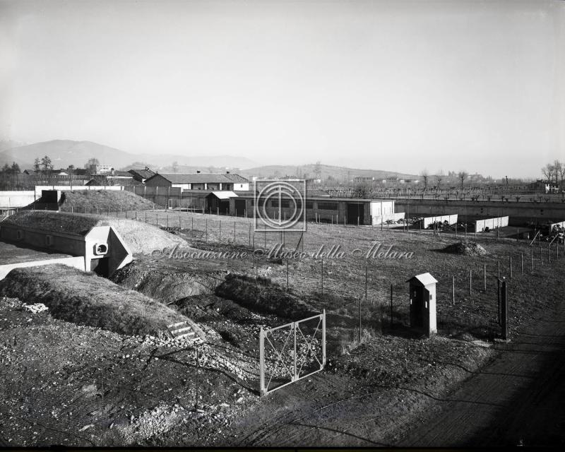 Trincee e ricoveri all'esterno dello stabilimento