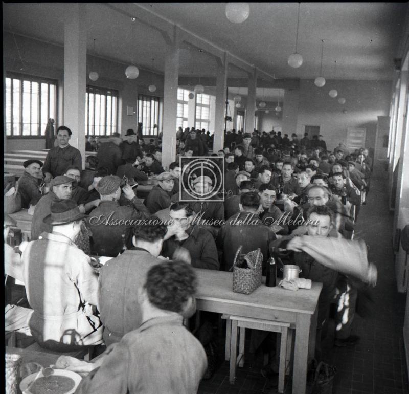 Operai a pranzo in sala mensa