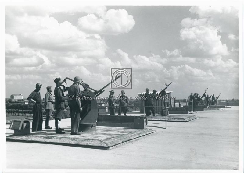 Tecnici e operai durante le prove difensive - Tetto della palazzina della direzione