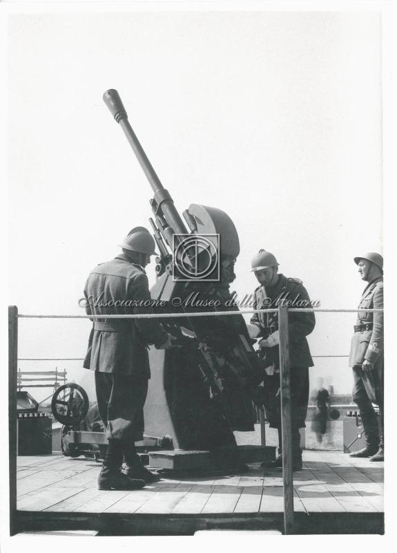 Ritratto di militari e tecnici impegnati nelle prove per la difesa