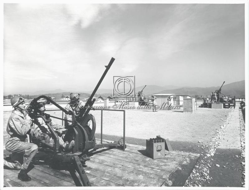 Militari con mitragliera sul tetto della palazzina della direzione