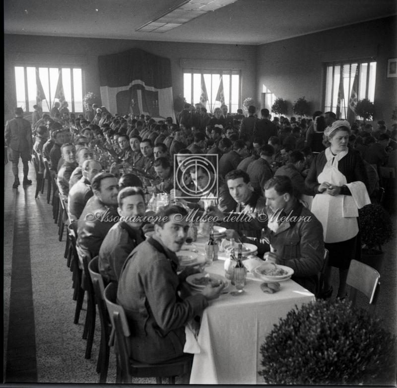 Militari a pranzo in mensa