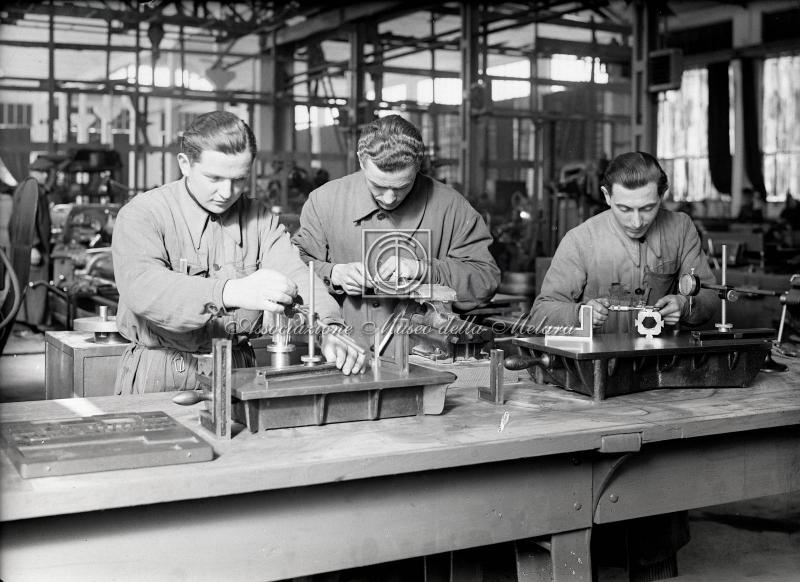 Operai al lavoro su macchinario industriale (3)