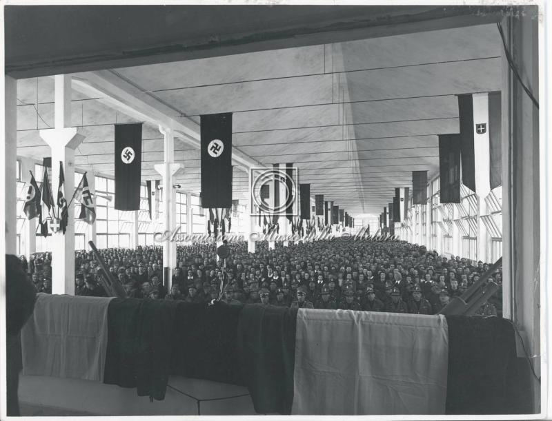 Militari, tecnici e operai al comizio fascista nella sala cerimonie