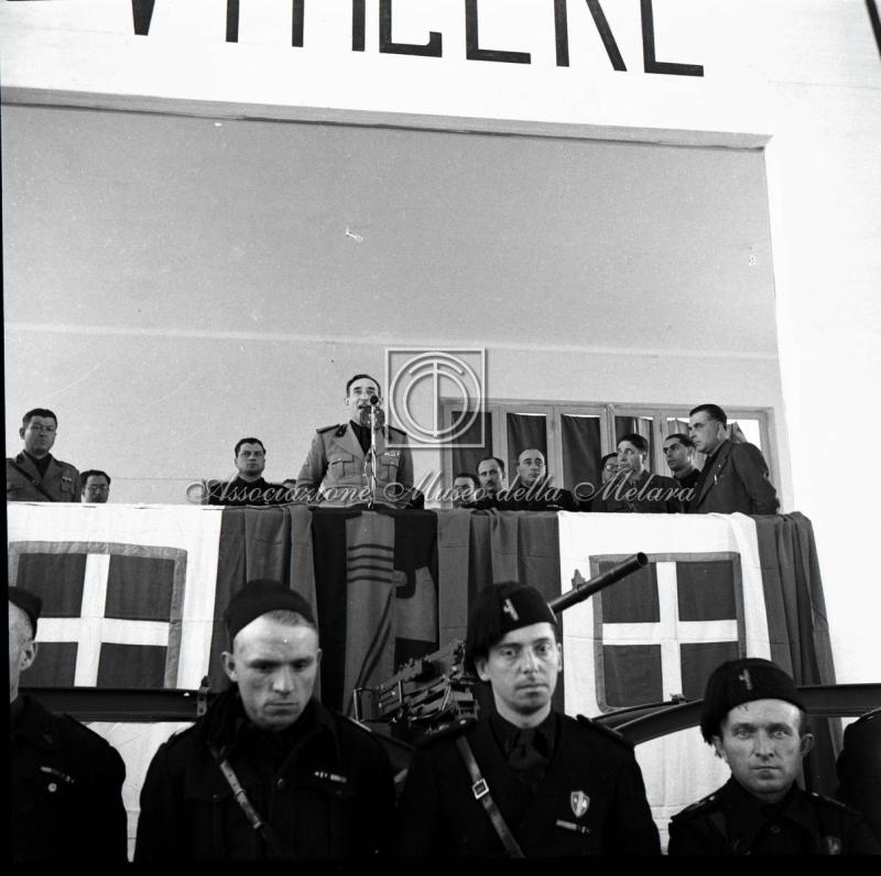 Discorso di gerarca con militari in primo piano (2)