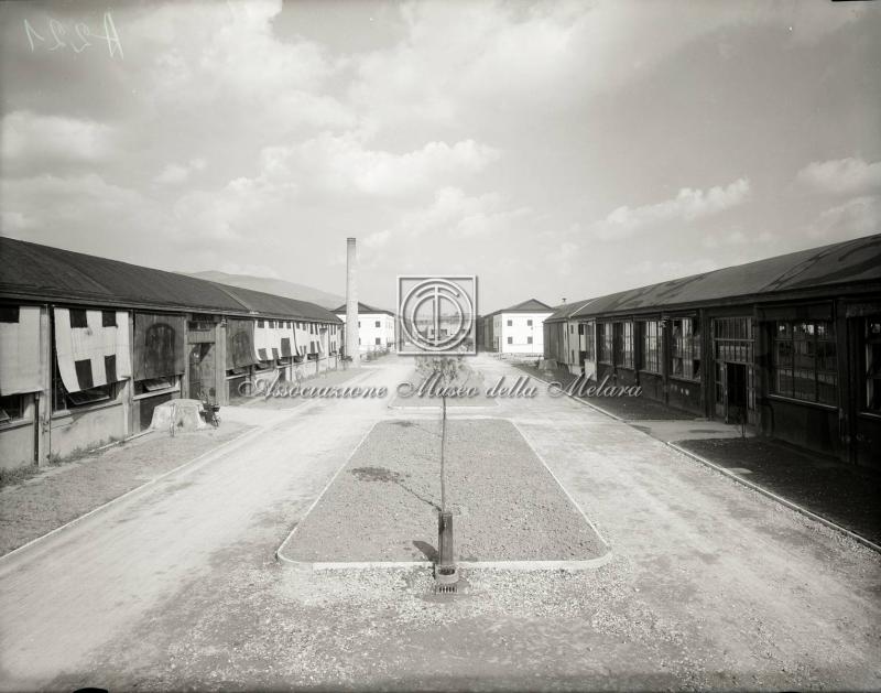 Veduta di capannoni con mascheratura antiaerea