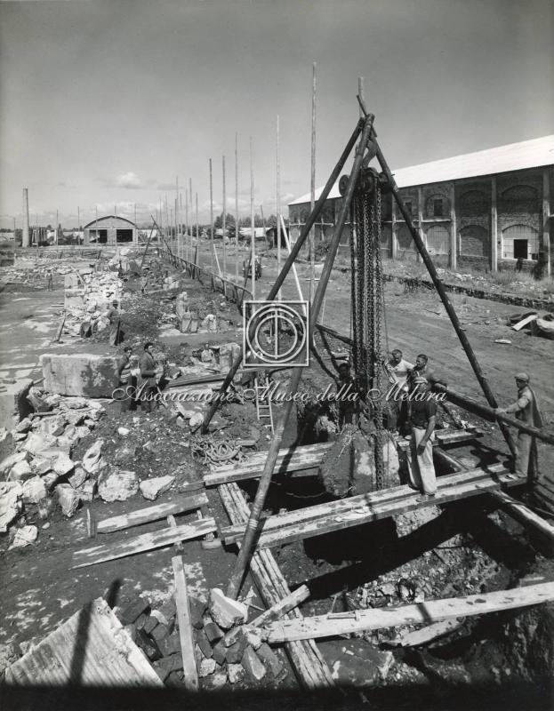 Operai al lavoro nel cantiere di ricostruzione