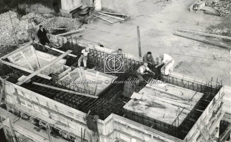 Cantiere di ricostruzione con tecnici e operai (2)