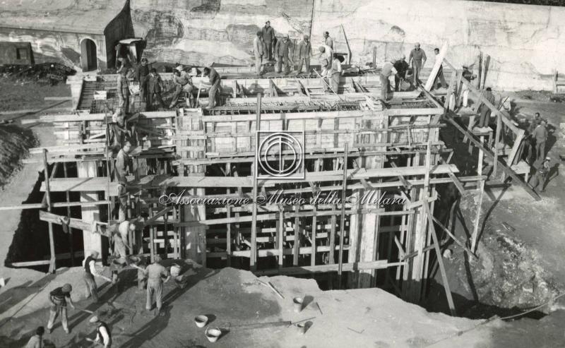 Cantiere di ricostruzione con tecnici e operai (4)