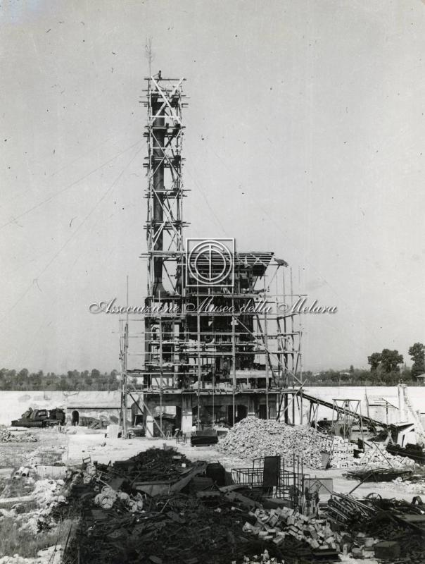 Edificio con ciminiera in ricostruzione