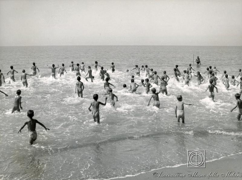 Bambini che giocano in riva al mare