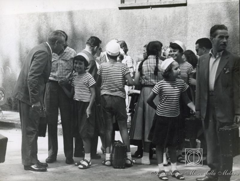 Genitori e bambini prima della partenza