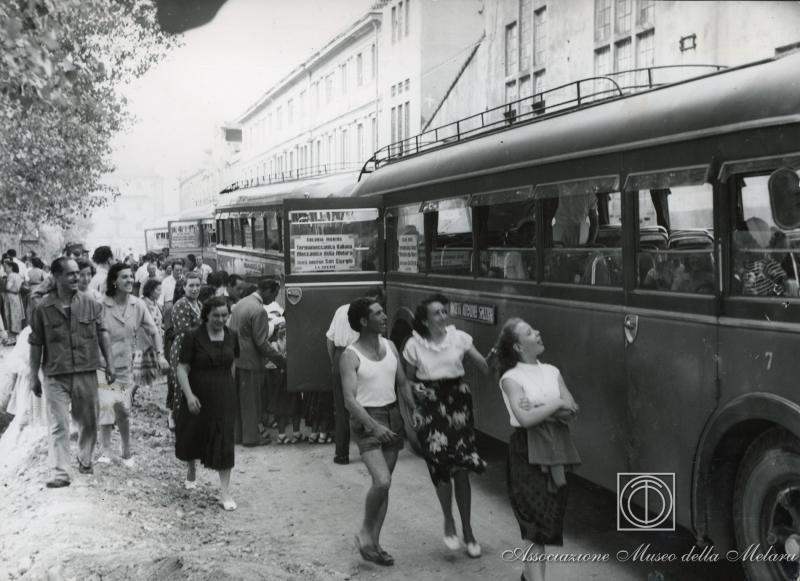 Genitori e parenti salutano i bambini