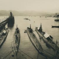 Porticciolo dei cantieri con sommergibili italiani e spagnoli