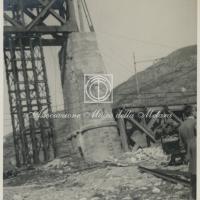 Pilastro del ponte ferroviario, vista dal basso