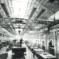 Operai al lavoro nel reparto produzione M113