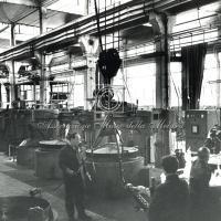 Operai all'opera nel reparto fonderia (3)