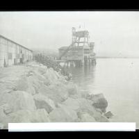 Soldati in pausa di fronte alla stazione di lancio Giuseppe Orlando del silurificio Whitehead di Fiume