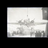 Operai a lavoro con idrovolante presso il silurificio Whitehead di Fiume