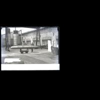 Signore in posa dietro a un siluro all'esterno del silurificio Whitehead di Fiume