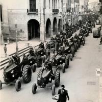 Due riprese dallo stesso punto dell'interminabile sfilata (2)