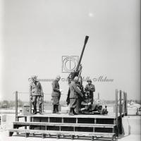 Ritratto di militari e tecnici impegnati nelle prove per la difesa (2)