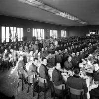 Militari e gerarchi a pranzo in sala mensa