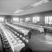 Sala mensa con tavolate apparecchiate per militari e gerarchi