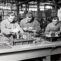 Operai al lavoro su macchinario industriale (3)