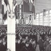 Militari, tecnici e operai al comizio fascista di stabilimento