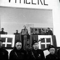 Discorso di gerarca con militari in primo piano (2)