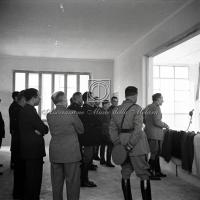 Gerarca impegnato nel discorso con autorità al seguito