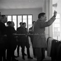 Gerarca impegnato nel discorso con autorità al seguito (2)