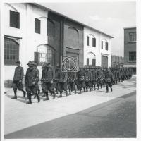 Gruppo di militari a protezione dello stabilimento in marcia