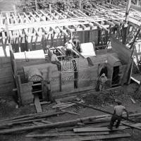 Operai al lavoro per la costruzione del bunker di stabilimento (2)