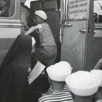 Bambini che salgono sulla corriera