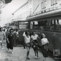 Genitori e parenti salutano i bambini