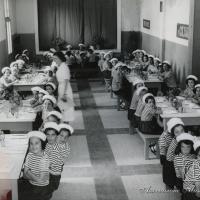 Bambine a pranzo in refettorio